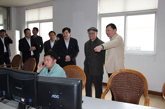 2013年4月20日，中國科學院朱兆良院士參觀集團核心企業(yè)華昌化工調(diào)度室