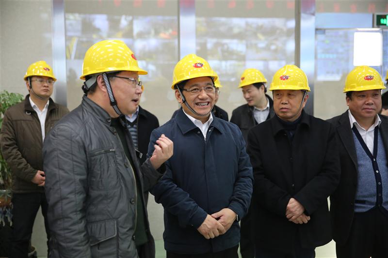 2015年12月30日下午，蘇州市副市長(zhǎng)徐美健帶領(lǐng)消防、安監(jiān)等部門的負(fù)責(zé)人來華昌化工進(jìn)行節(jié)前安全生產(chǎn)檢查工作。