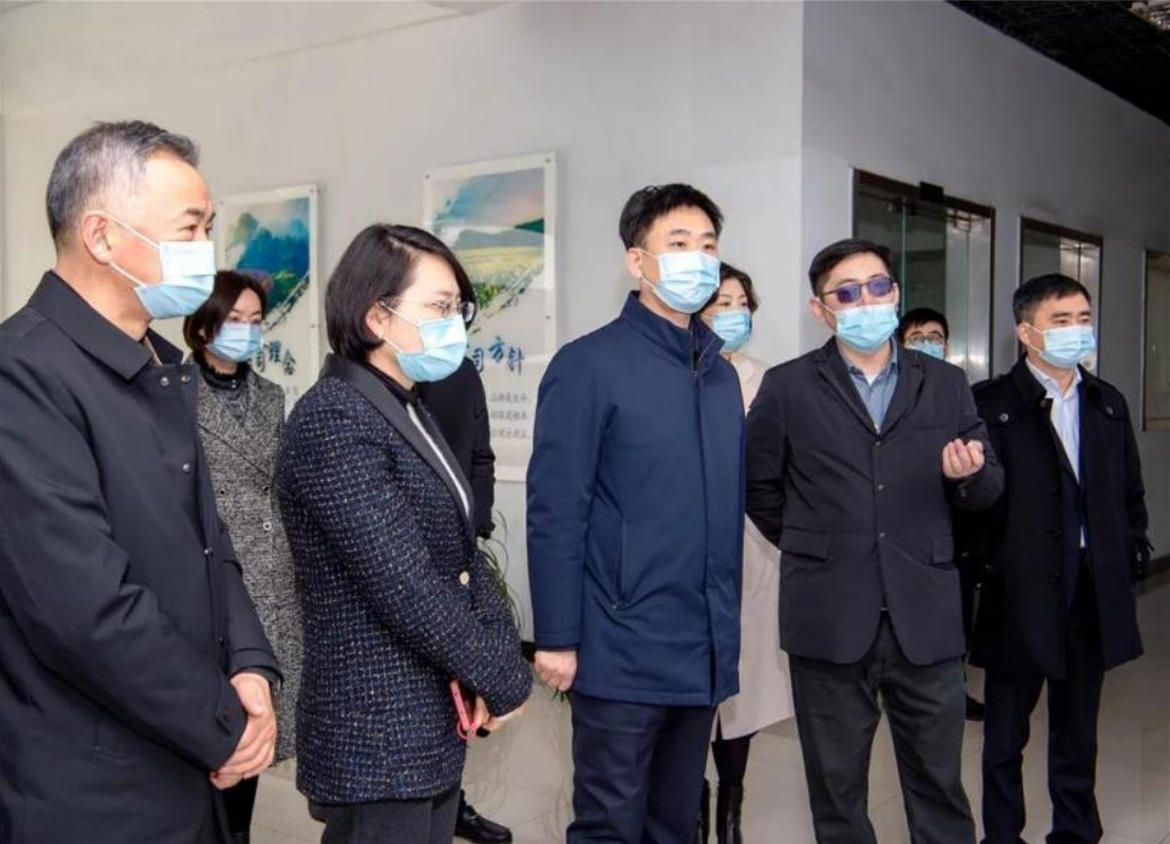 2022年2月9 日上午，市委副書記、市長(zhǎng)蔡劍峰一 行來到江蘇七洲綠色化 工股份有限公司